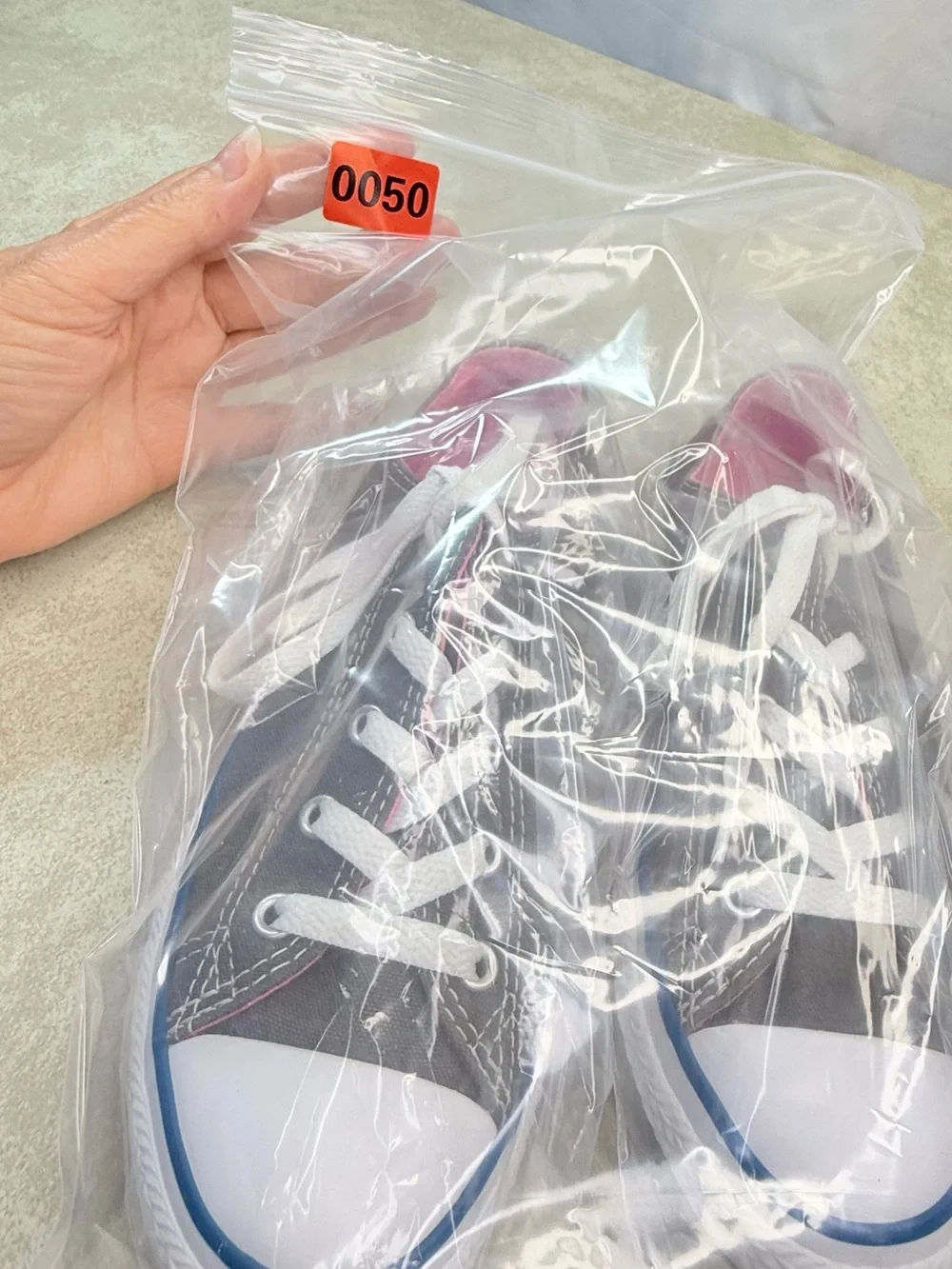 Converse Kids Size 2 Charcoal Canvas Low-Top Sneakers with Pink Lining EUC LN